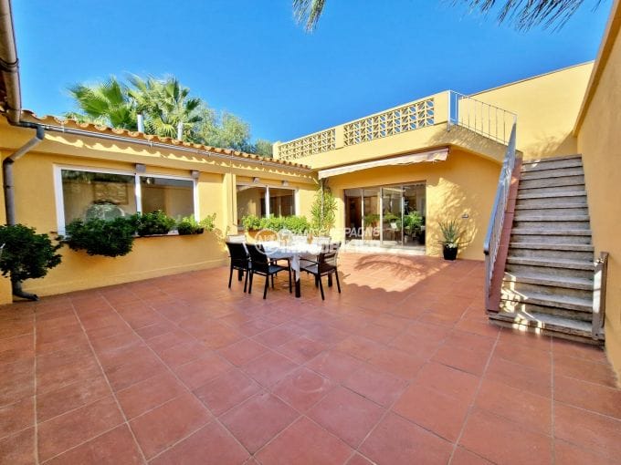real estate spain seaside: villa 6 rooms 170 m² on one level, interior patio