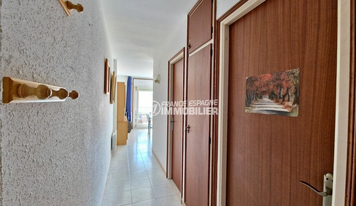 immocenter roses: 2-room apartment 43 m² beautiful open view, entrance hall