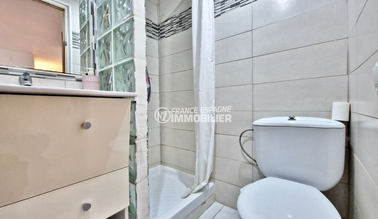 immocenter roses: 3-room apartment 43 m² downtown, shower room