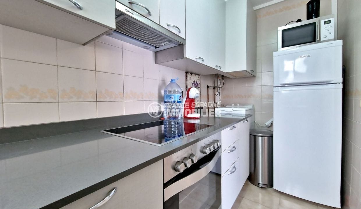 apartment for sale in rosas spain, 3 rooms 70 m² large terrace, separate kitchen