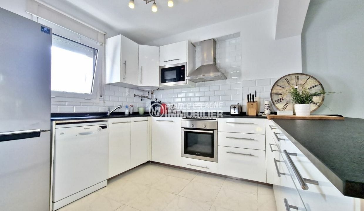 sale empuriabrava: villa 5 rooms 155 m² beach 150m, white kitchen
