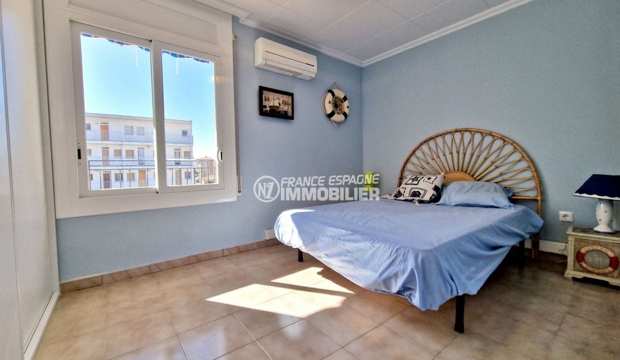 apartment for sale in rosas, 3 rooms 70 m² large terrace, 1st bedroom
