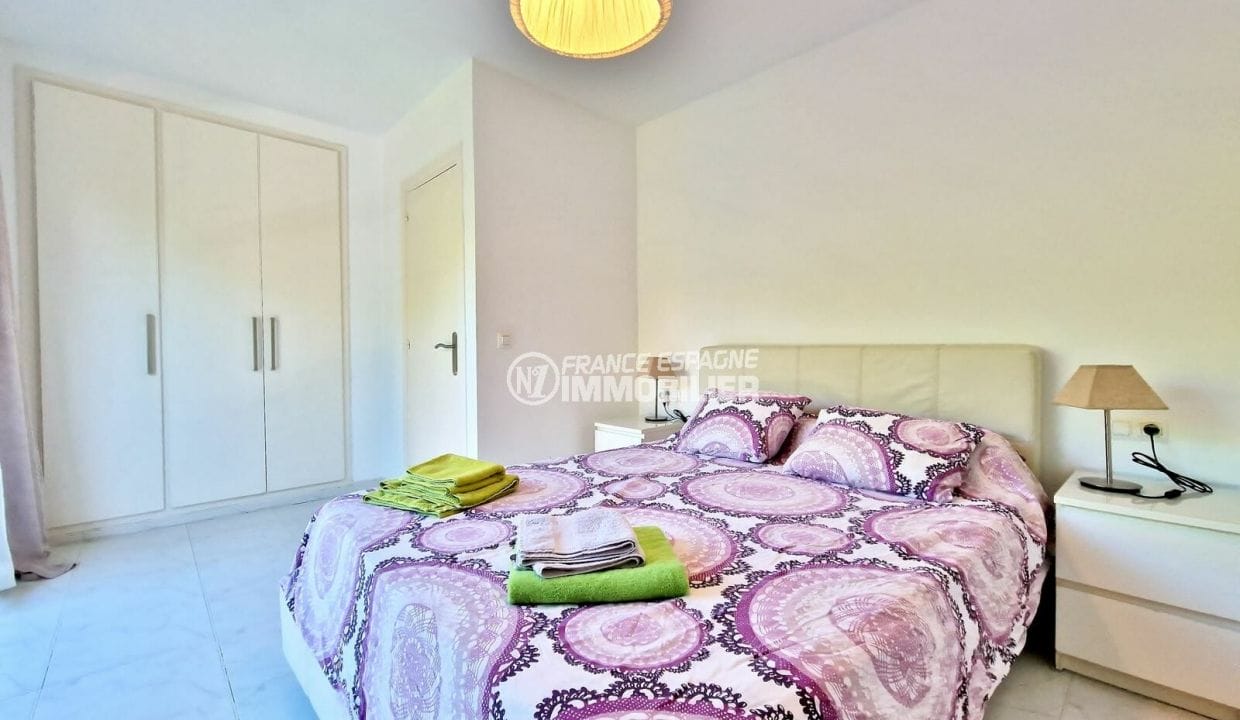 buy empuriabrava: villa 5 rooms 155 m² beach 150m, 1st bedroom with closet