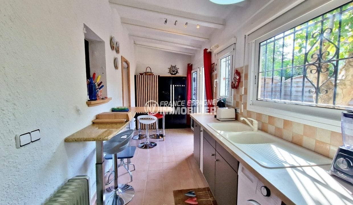 buy in rosas: 4-room villa 95 m² with garden and terrace, independant kitchen