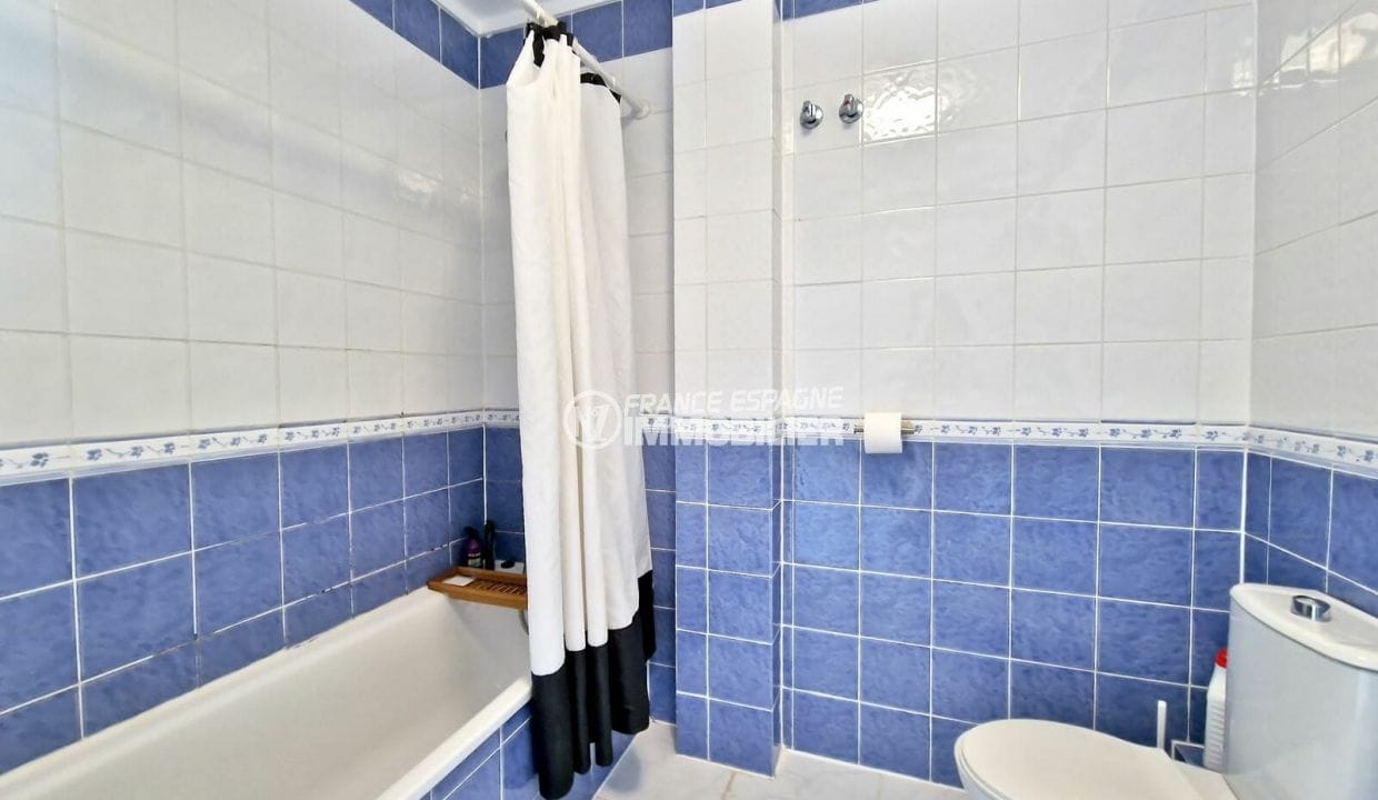 empuria immo: 5-room villa 155 m² beach 150m, bath and shower toilets