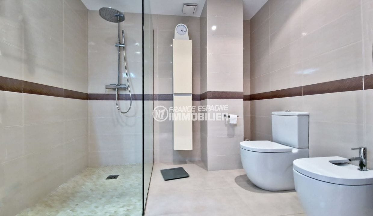 apartment for sale roses spain, 5 rooms 188 m² downtown, italian shower