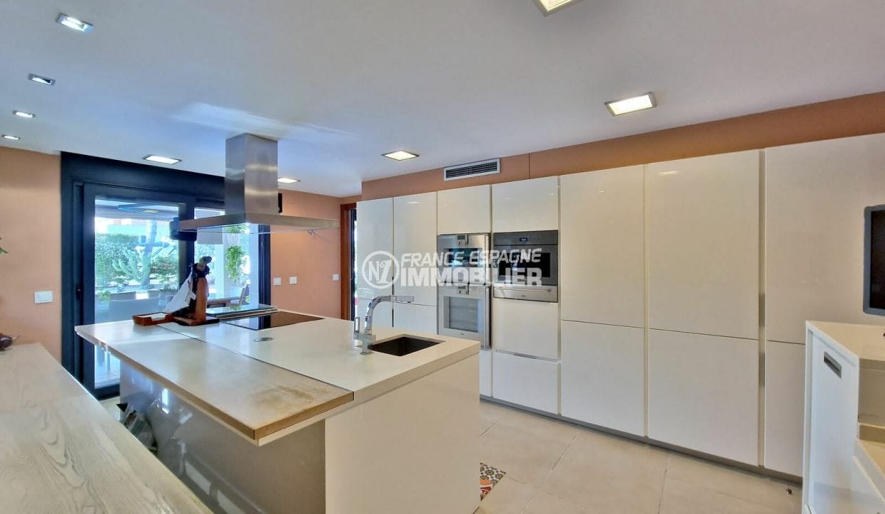 immocenter roses: villa 6 rooms 523 m² canal view, american kitchen