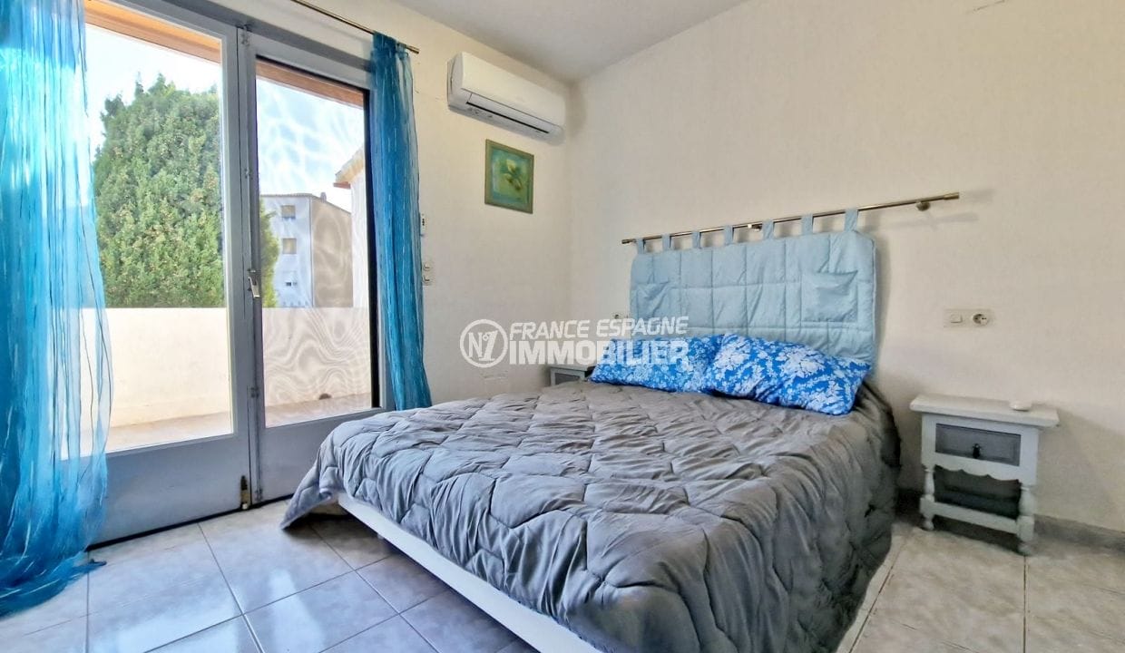 real estate in empuriabrava: 5-room villa 133 m² with 15m mooring, 1st bedroom