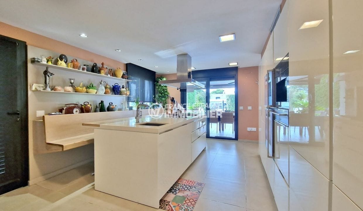 house for sale spain seaside, 6 rooms 523 m² canal view, separate kitchen