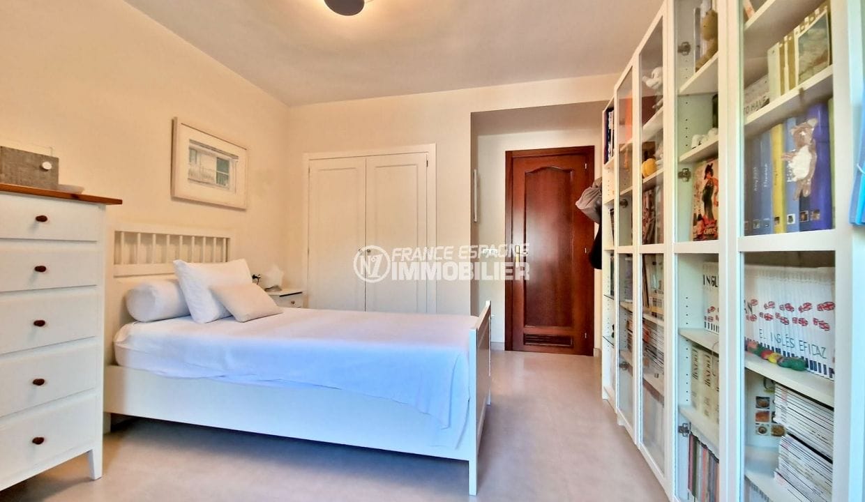 real estate rosas spain, 5 rooms 188 m² downtown, 2nd bedroom with closet