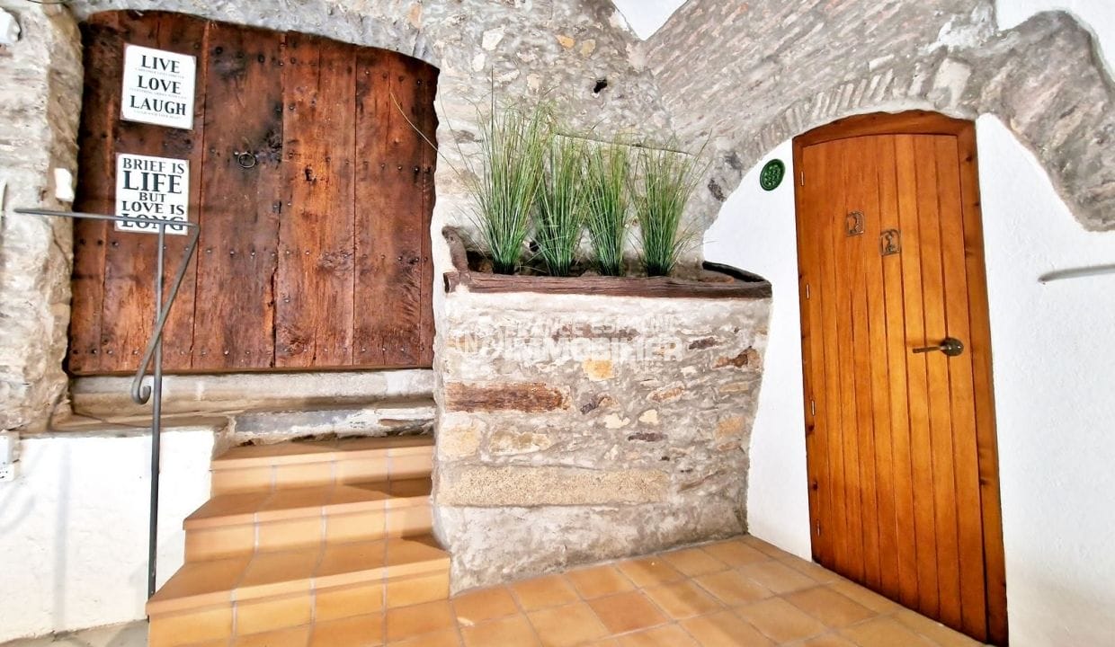 sale house rosas, 4 rooms 265 m² large cellar, wooden doors