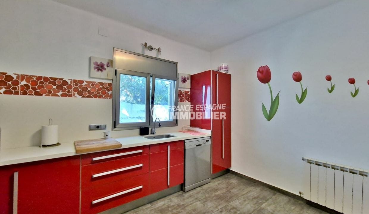 n1immobilier: 6-room villa 170 m² on one level, red kitchen