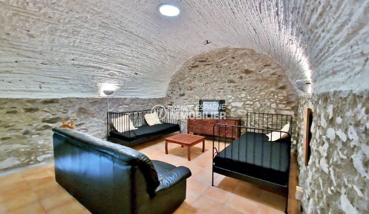 house for sale roses spain, 4 rooms 265 m² large cellar, cellar living room