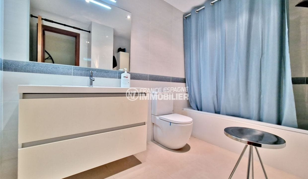 vente immobiliere rosas: appartement 5 pièces 188 m² centre-ville, salle de bain