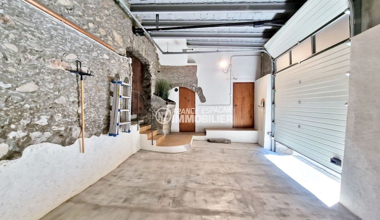 villa for sale rosas spain, 4 rooms 265 m² large cellar, garage stone walls