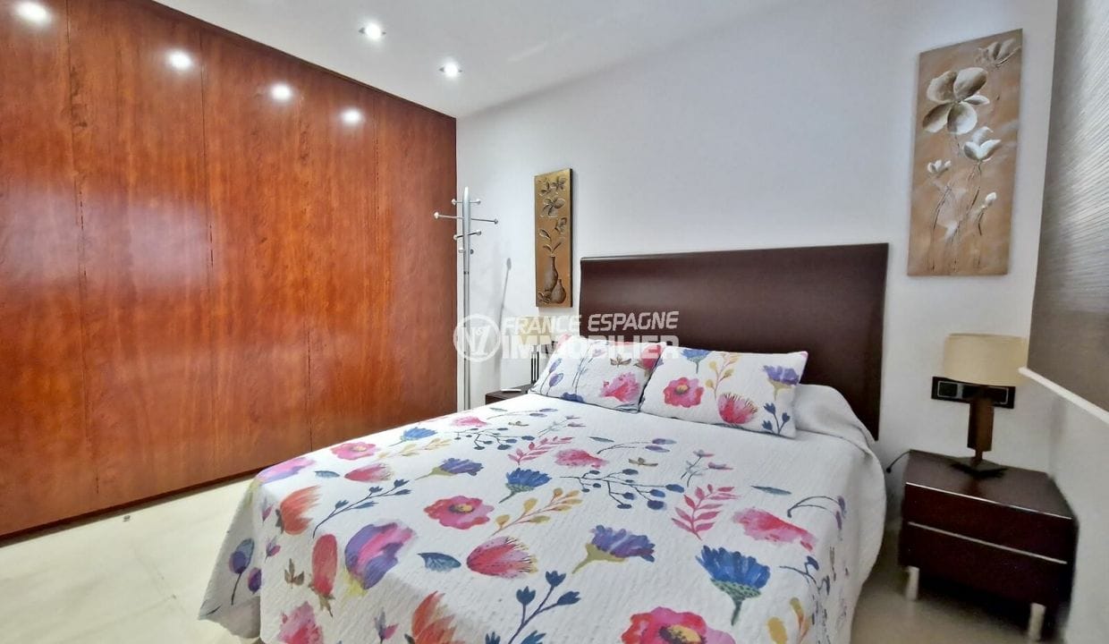 house for sale roses, 6 rooms 523 m² canal view, 2nd bedroom with closet