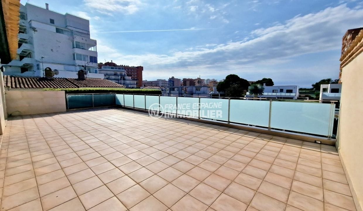 house for sale spain rosas, 6 rooms 523 m² canal view, large terrace first floor