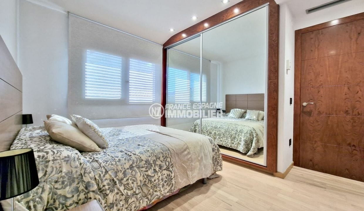 buy in roses spain: villa 6 rooms 523 m² canal view, 5th bedroom with closet