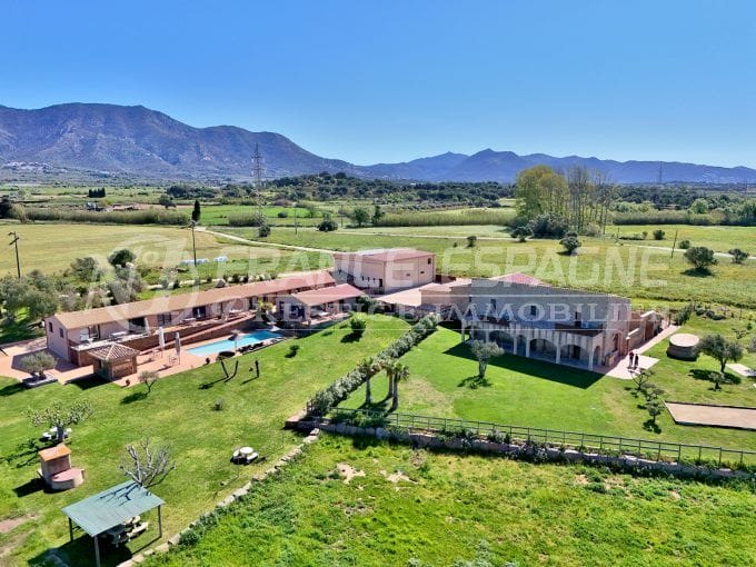 Mas + domaine touristique proche roses 27 pièces 1243 m², drone