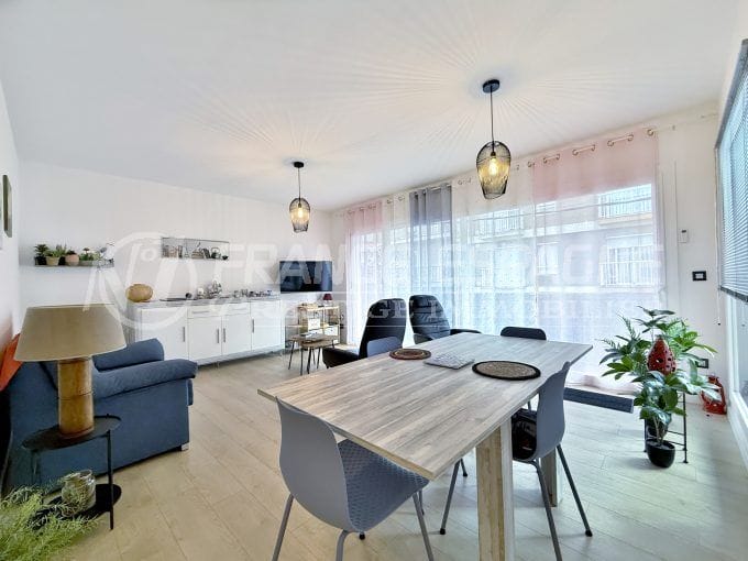 appartement centre-ville roses 4 pièces 87 m², pièce à vivre